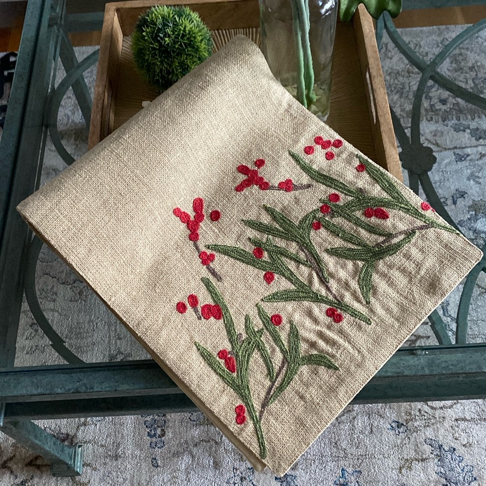 RARE THRESHOLD HOLLY BERRY GOLD METALLIC BURLAP TABLE RUNNER